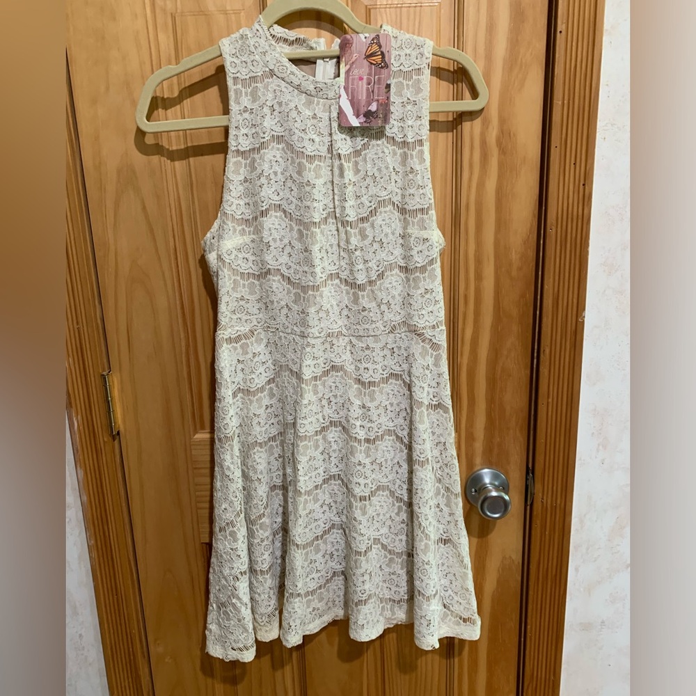 Love Fire Woman’s cream lace mini dress sleeveless w/nude lining size M NWT